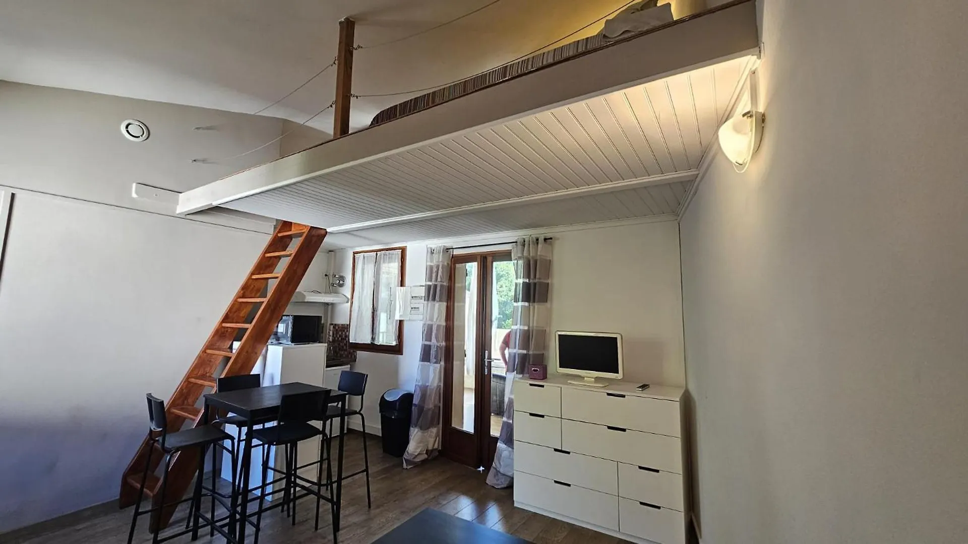 Studio 1G Avignon 0*,  Francie